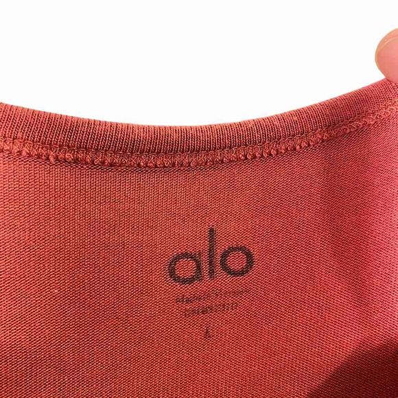 Alo Yoga Twist Front Top Women's Size Large Burgundy Excellent Used Condition - Picture 3 of 4